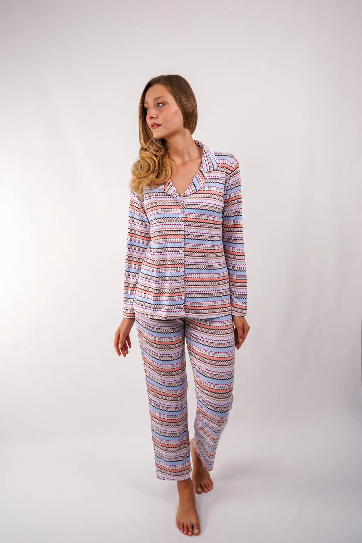 Yumuşak Dokulu Ve Renkli Çizgi Desenli Kadın Pijama Takımı